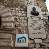 Accanto al portone di ingresso � posta una grande epigrafe che ricorda che nell�800 qui vi visse Giandomenico Petroni, avvocato e sindaco di Bari